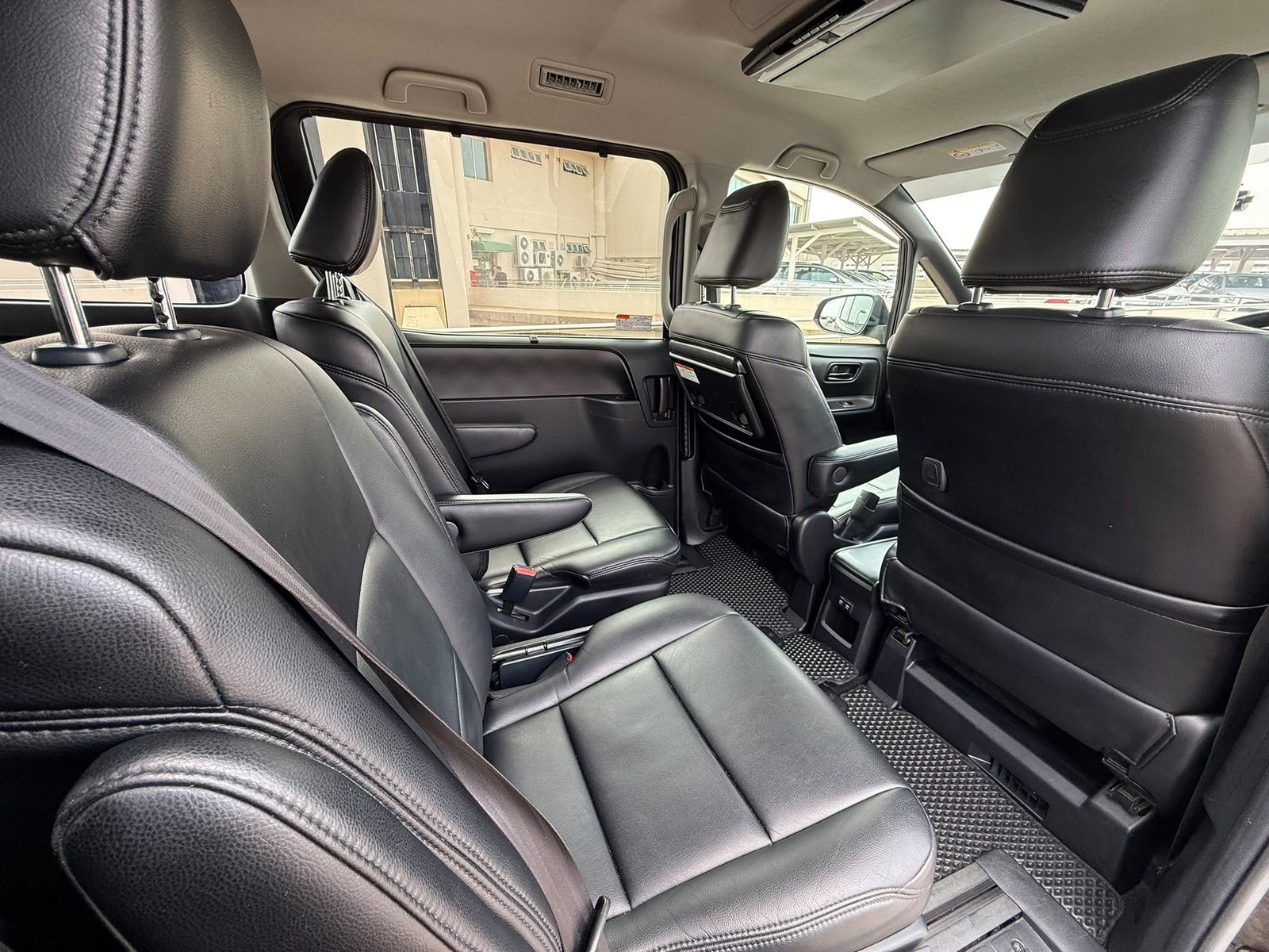 Toyota Noah Hybrid 1.8 X photo 8